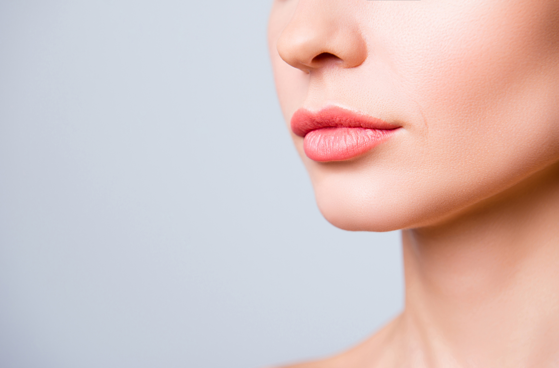 Lippenaufbau und Mundregion mit Hyaluronsaeure